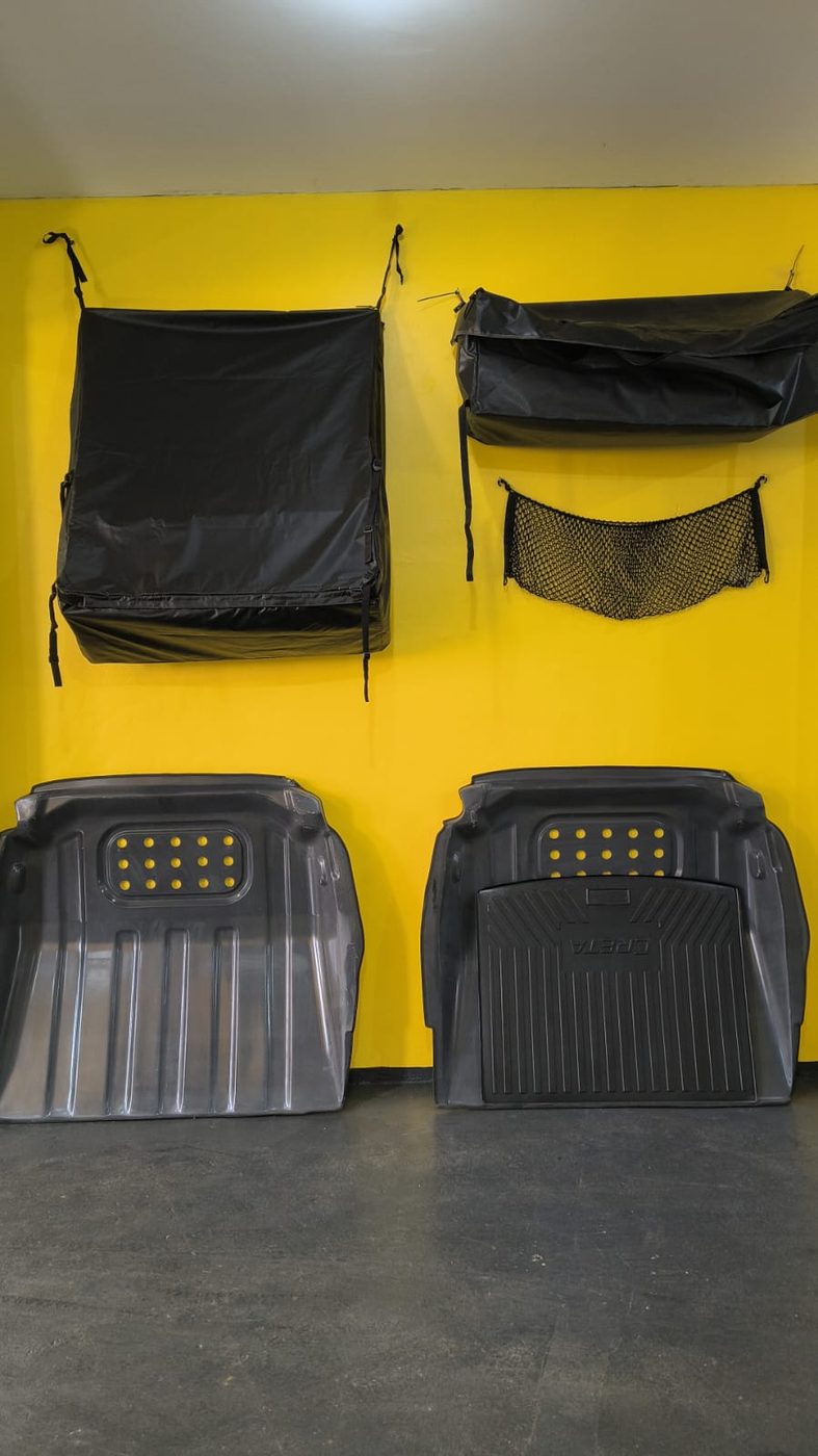 Bolsa de caçamba, rede e divisor de carga em exposição na loja SS Capotas