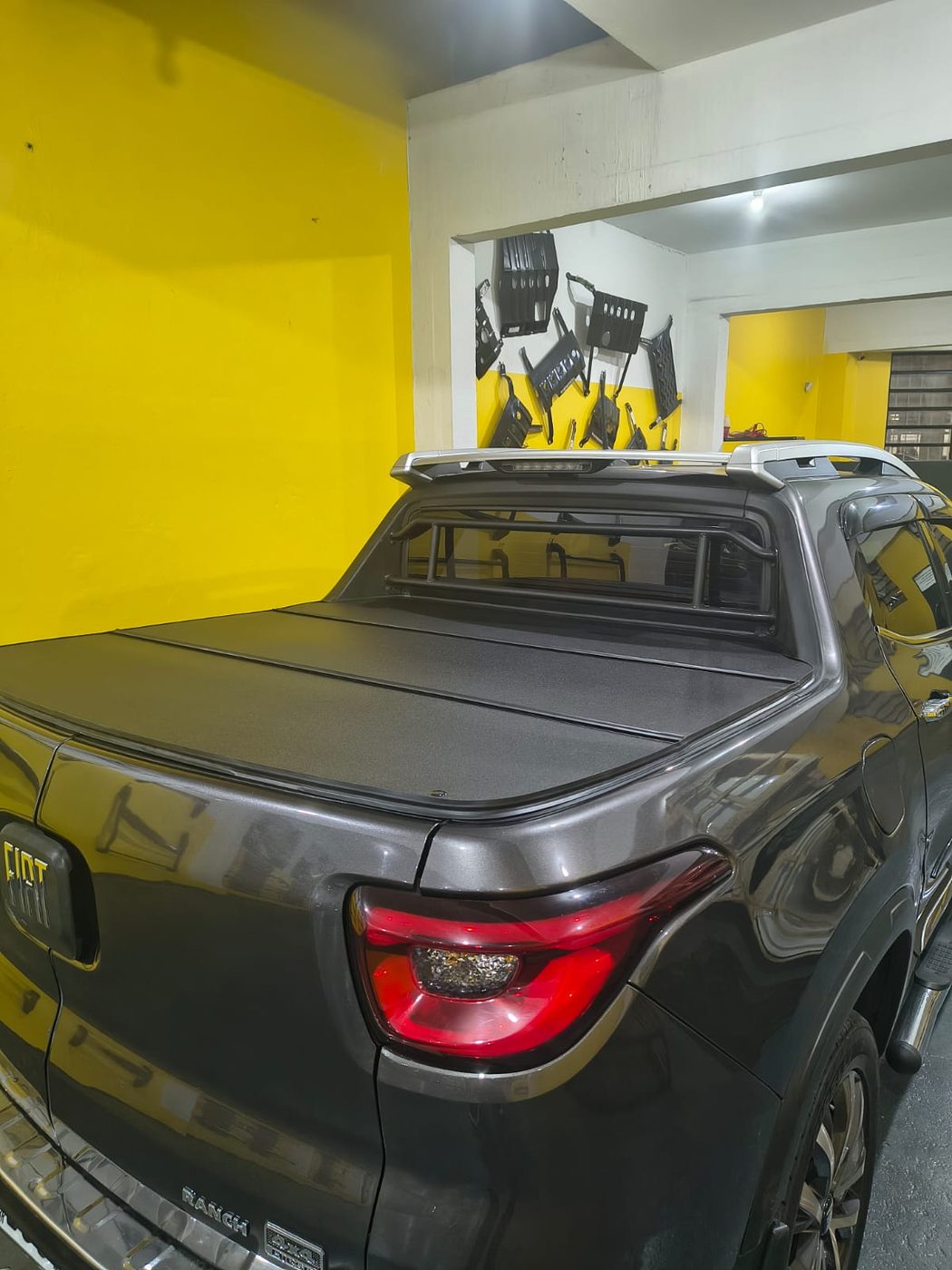 Capota dobrável de alumínio instalada na caçamba de caminhonete