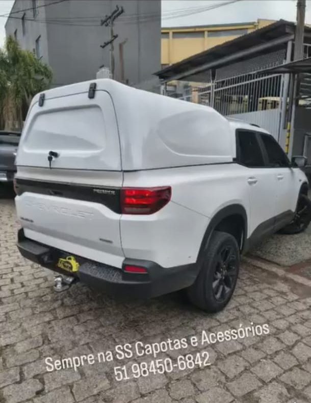 Capota de fibra instalada em caminhonete pela SS Capotas em Porto Alegre