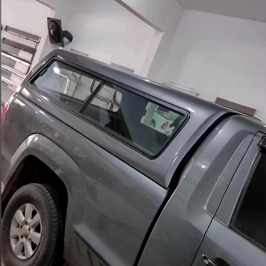 Capota de fibra com janela lateral instalada em caminhonete