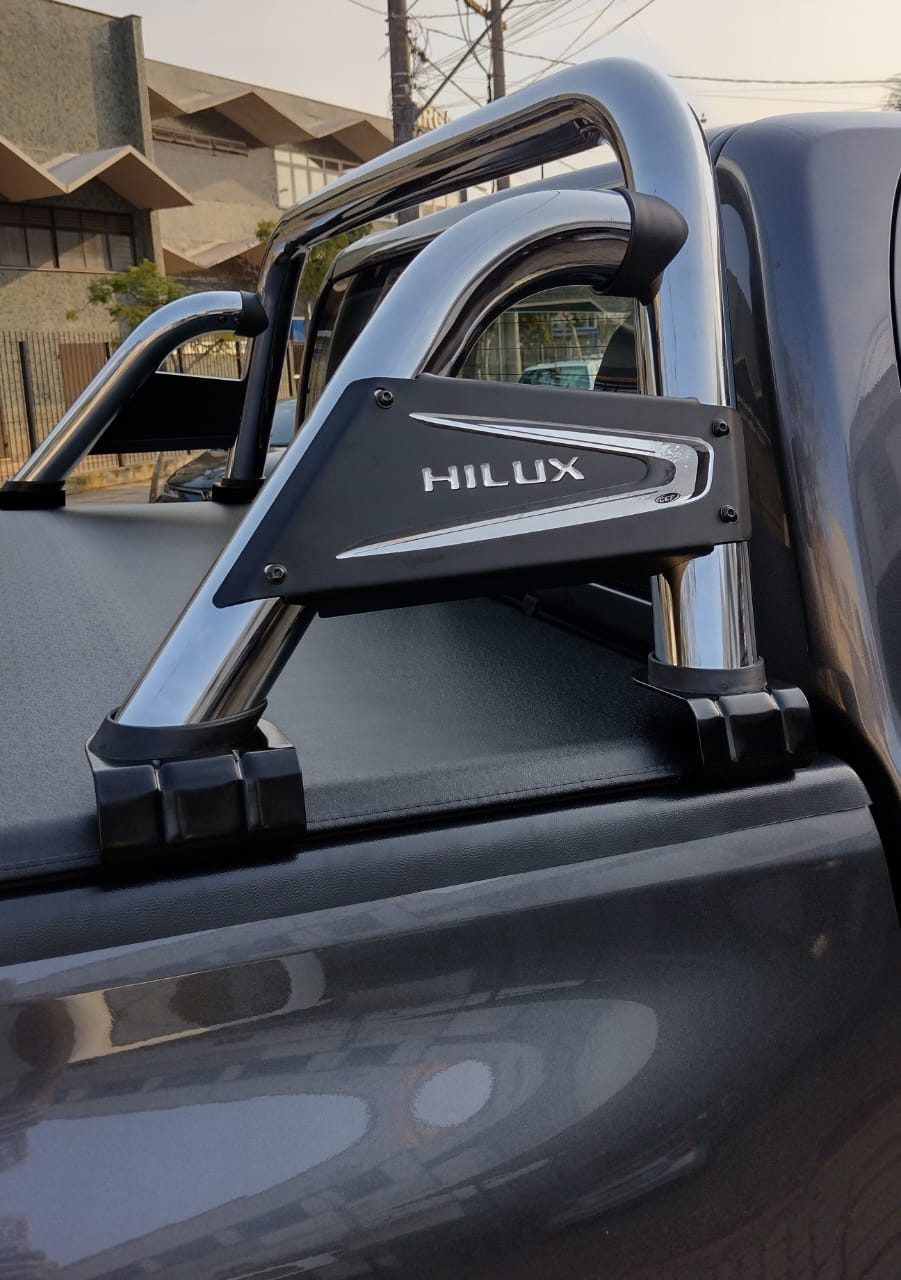 Santo-antônio cromado instalado em caminhonete Hilux pela SS Capotas